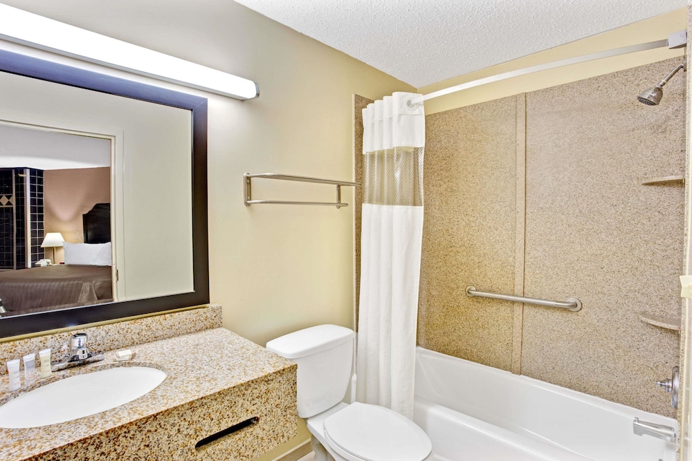 Howard Johnson by Wyndham Pikesville - photo 11