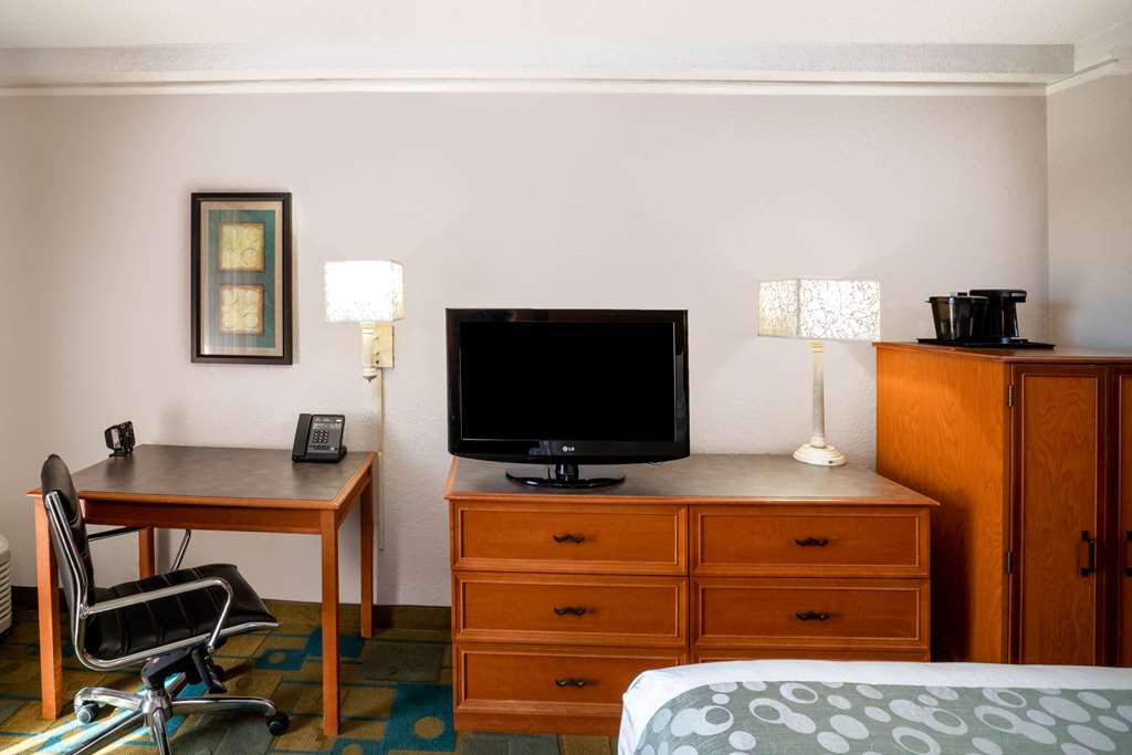 La Quinta Inn & Suites by Wyndham Nashville Airport Opryland - photo 31