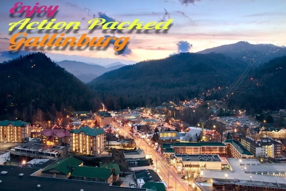 Hot tub and arcade game Enjoy TRANQUIL MOMENTS at this stunning 2BR log cabin — 4-Star Luxury Hotel in Gatlinburg, United States