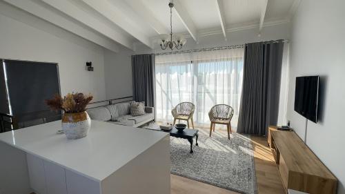 Central Retreat Cozy Apartment Near Attractions