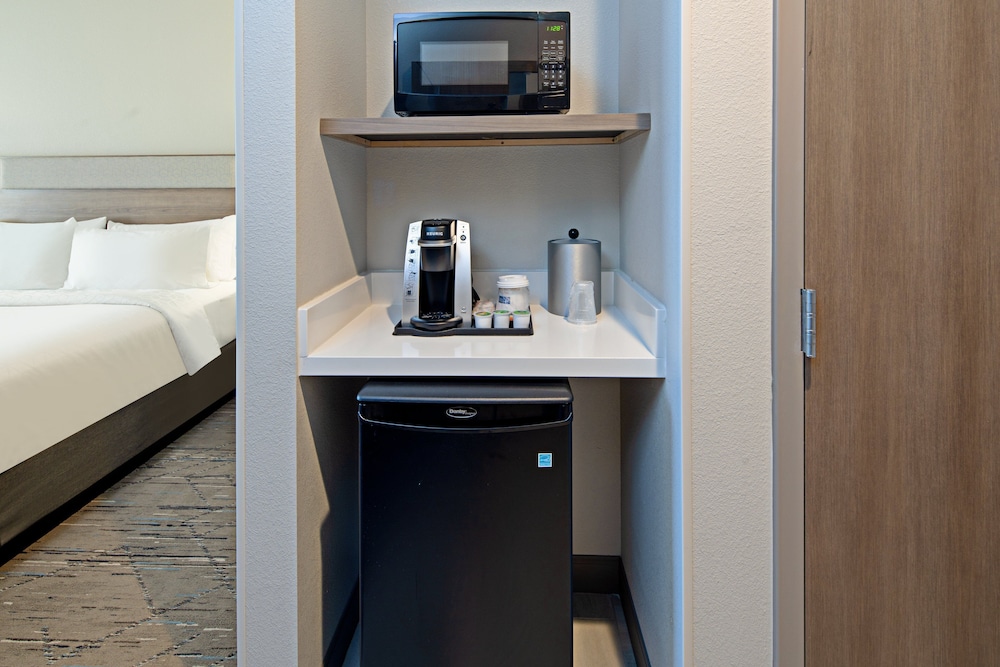 Holiday Inn Express & Suites Palm Desert Millennium by IHG - photo 13