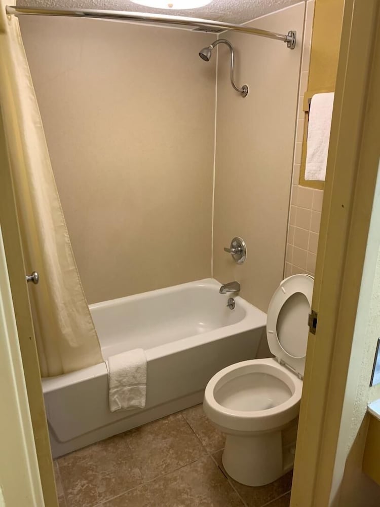 AmeriVu Inn & Suites Gilbertsville - photo 18