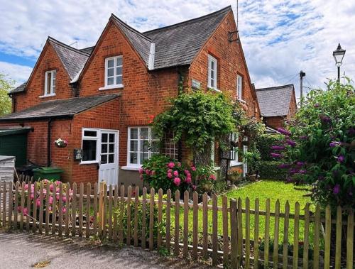 Grade II listed Victorian cottage — 4-Star Luxury Hotel in Windsor, United Kingdom
