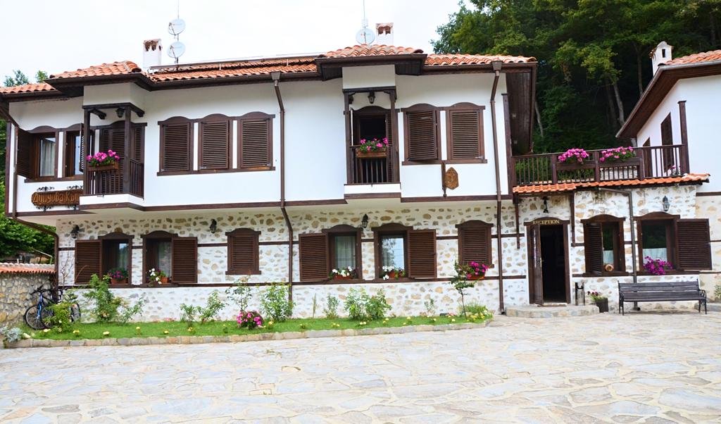 Family Hotel Dinchova Kushta — Sandanski