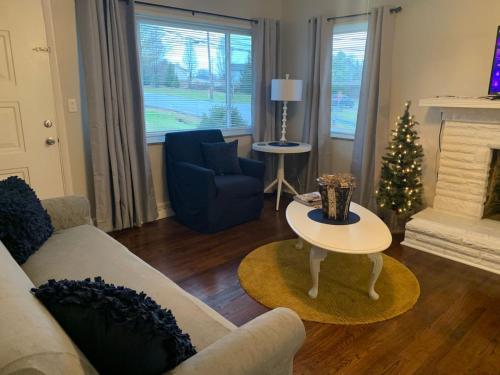 Lovely Retreat Backyard With Deck And Entertain Room — Mason