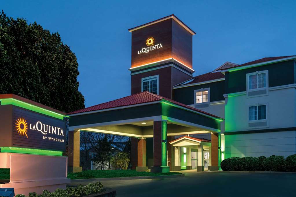 La Quinta Inn & Suites by Wyndham Latham Albany Airport - photo 2