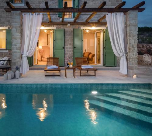 Villa Cavalleria Rusticana with heated pool and vineyard — 4-Star Luxury Hotel in Marina, Croatia
