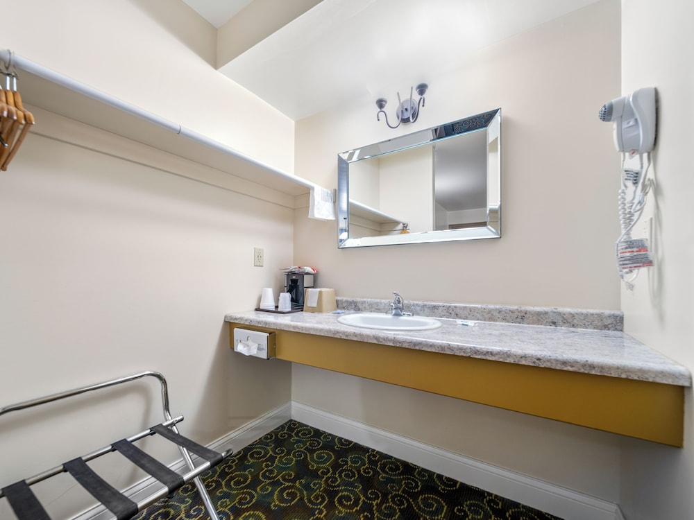 Kingsway Inn - photo 59