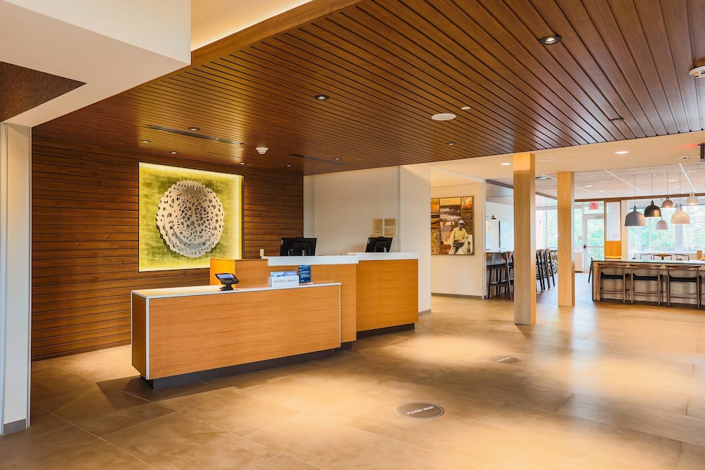 Fairfield Inn & Suites by Marriott Marquette - photo 2