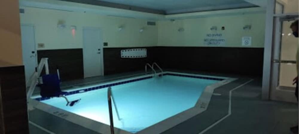Fairfield Inn & Suites by Marriott Cleveland Tiedeman Road - photo 18
