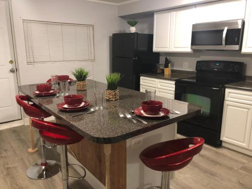 Large Home Accommodates up to 15 in Niagara Falls USA — 4-Star Luxury Hotel in Niagara Falls, United States