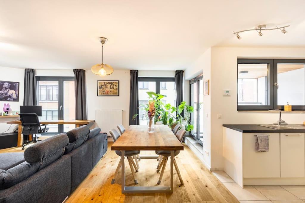 Elegant Canal View Duplex With Free Parking — Brussels