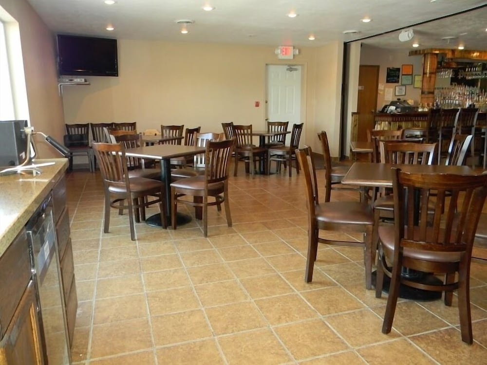 Boarders Inn & Suites by Cobblestone Hotels Munising - photo 26