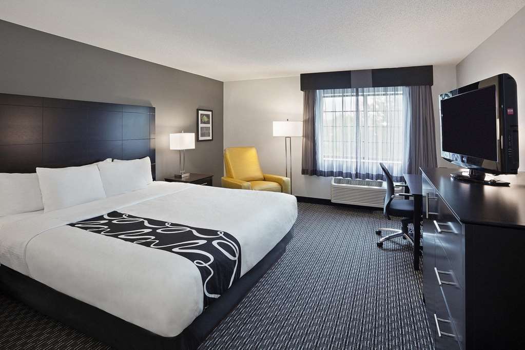 La Quinta Inn & Suites by Wyndham Cleveland Macedonia - photo 13