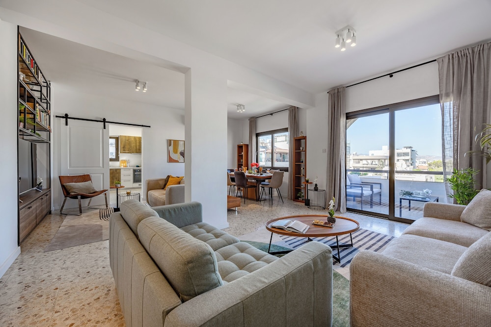 Trygoni Court Elegant Downtown 3 bdr Apartment