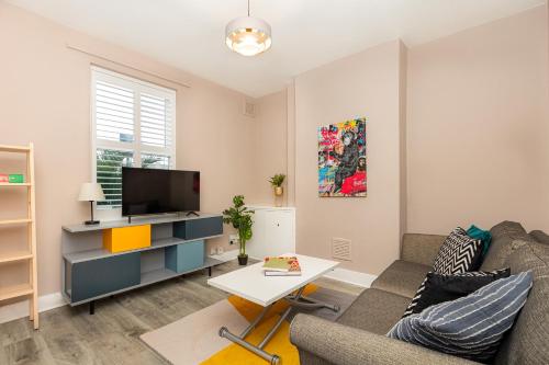 Renovated 3BR wgarden in Stratford 1min to Train — 4-Star Luxury Hotel in London, United Kingdom