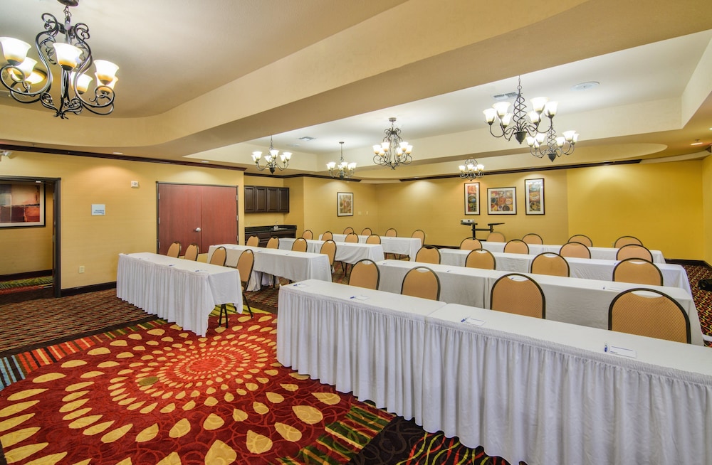 Holiday Inn Express Hotel & Suites Terrell by IHG - photo 35