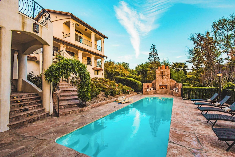 5 Acre Estate w Lake Pool & Hot Tub De Luz by Avantstay - photo 2