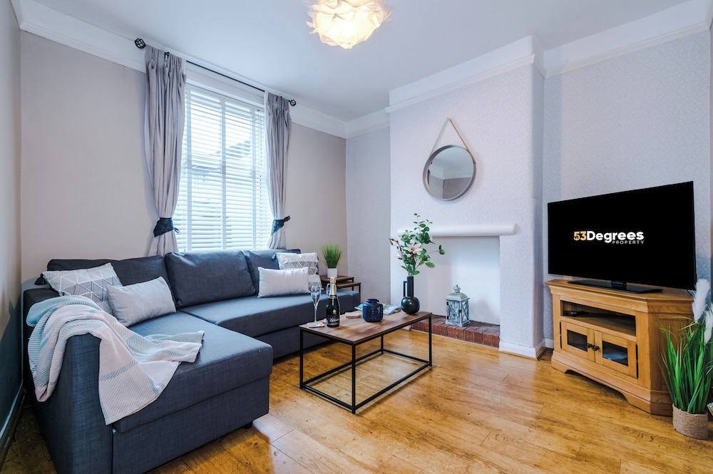 NEW Spacious 2 bed home in Chester by 53 Degrees Property Ideal for Long Stays Great location Sleeps 6 — 4-Star Luxury Hotel in Chester, United Kingdom