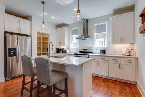 10 Percent OFF New Home Downtown Sleeps 8 — 4-Star Luxury Hotel in Nashville, United States