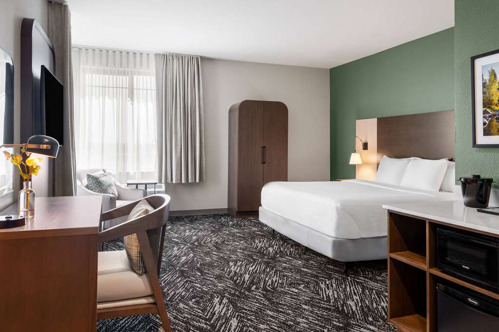La Quinta Inn and Suites by Wyndham Lincoln - photo 34