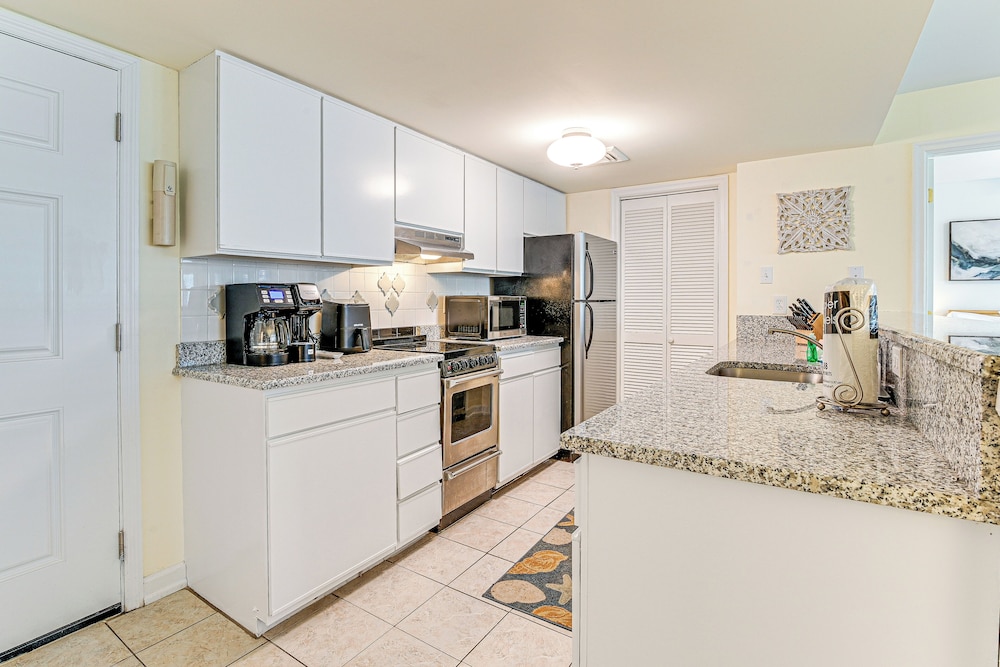 Beach & Pool Access: Resort style Myrtle Beach Gem - photo 7