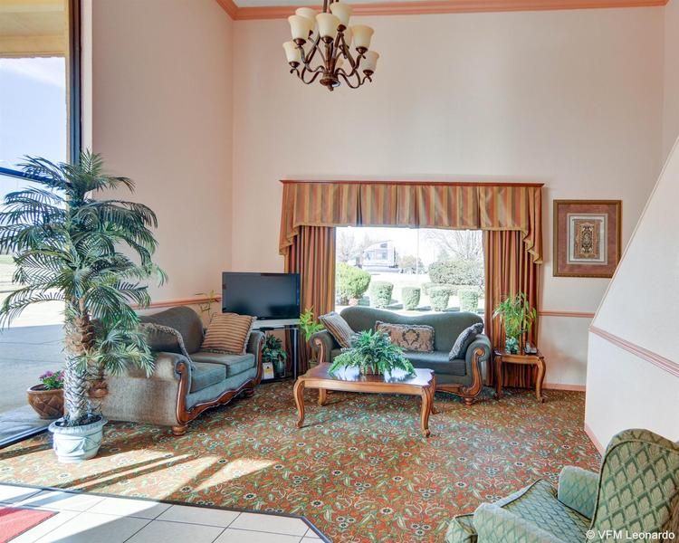 Econo Lodge Marshall - photo 12
