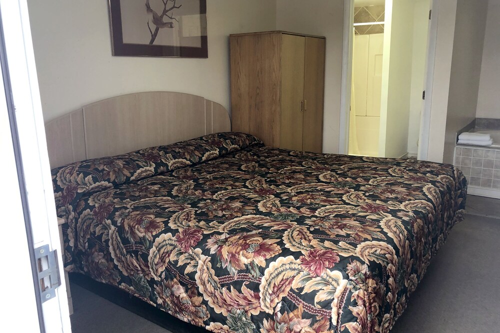 OYO Hotel Starlite Seneca Falls - photo 10