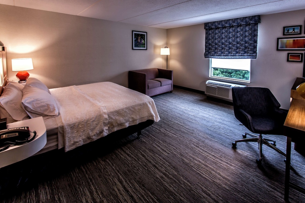 Hampton Inn & Suites Staten Island - photo 13