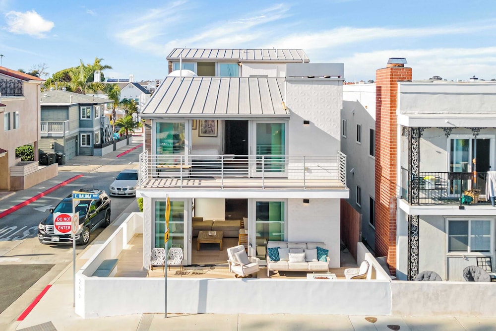 200 East Balboa Oceanview Rooftop Steps to Sand Pier Boardwalk & Dining in Newport Beach, United States