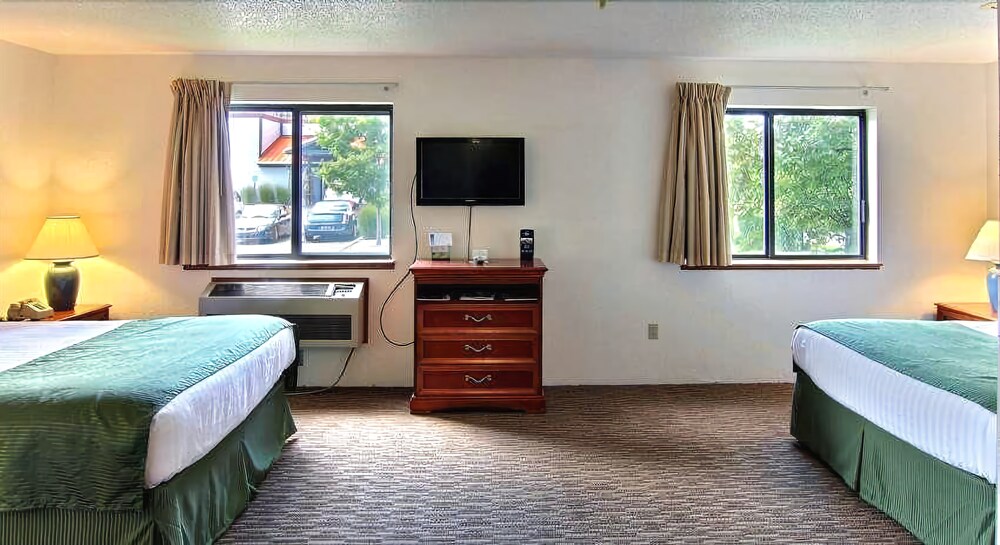 Days Inn & Suites by Wyndham Traverse City - photo 20