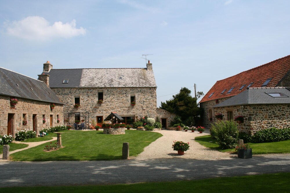 Ecuries de Kerbalan Gîtes à la ferme — hotel in Lanvollon