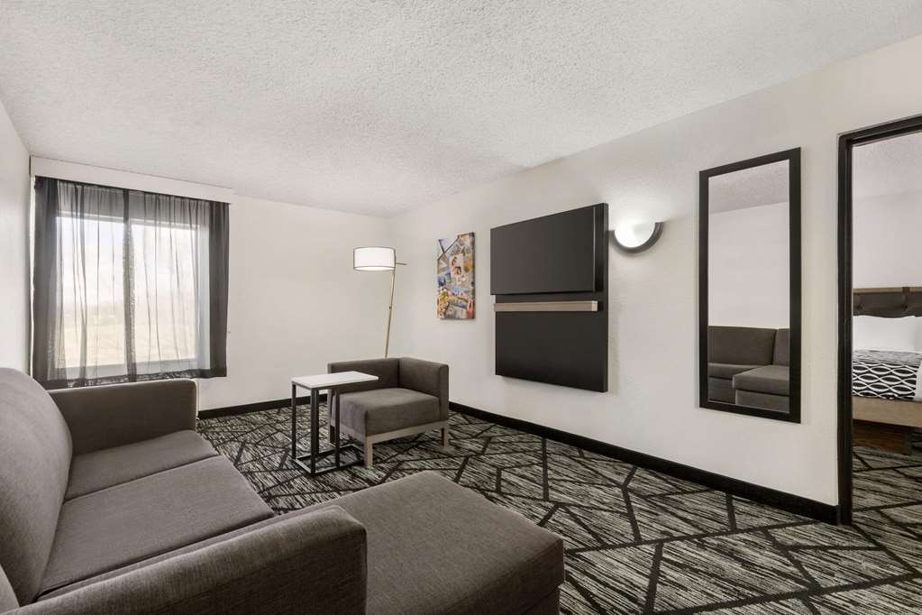 La Quinta Inn & Suites by Wyndham Cleveland Airport West - photo 29