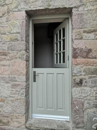 Converted cattle barn overlooking Strangford Lough — hotel in Newtownards
