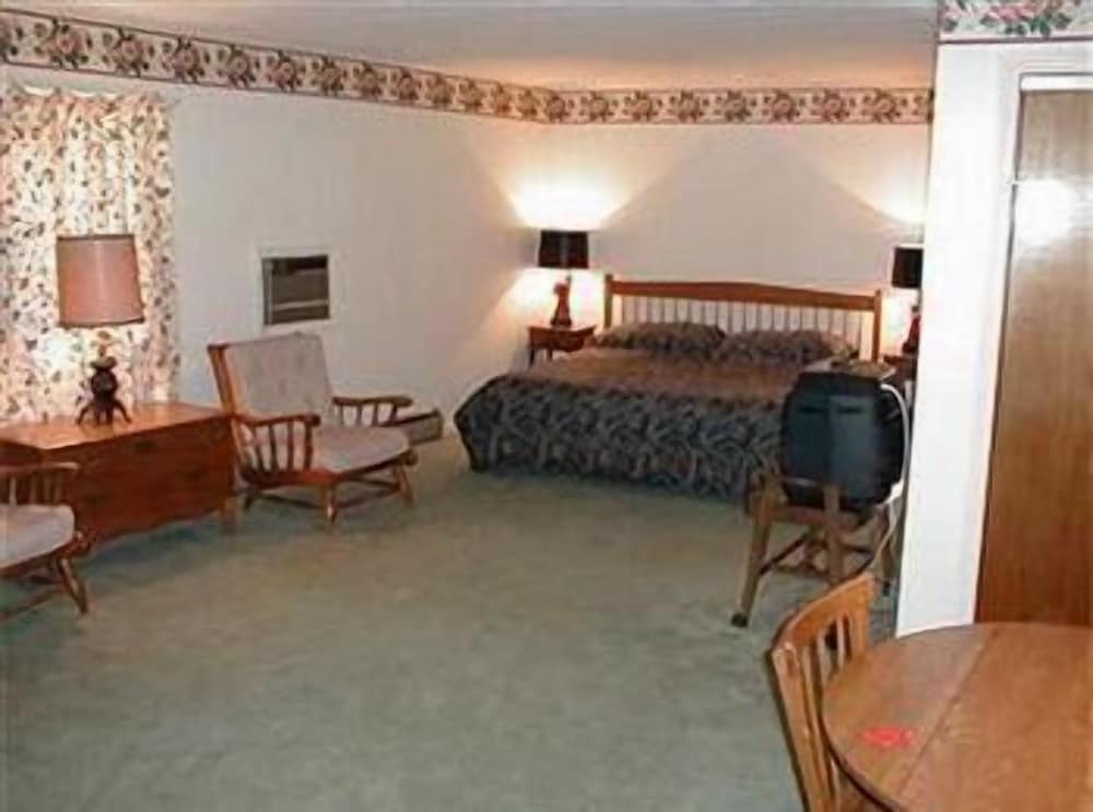 Ladd Brook Inn - photo 3