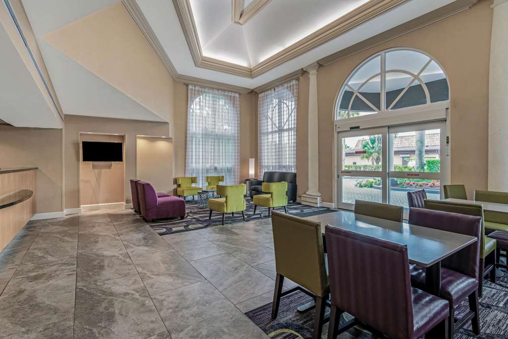 La Quinta Inn & Suites by Wyndham Naples Downtown - photo 6
