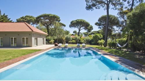 The Olive Villa Cascais Vive el lujo sereno entre pinares junto al Atlántico 5 minutos de la playa andando — 4-Star Luxury Hotel in Cascais, Portugal