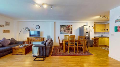 15 min walk to Tower Bridge in London, United Kingdom