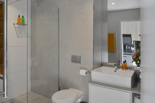 Emily Sunny 1 bed Apartment with stunning City & Ocean Views