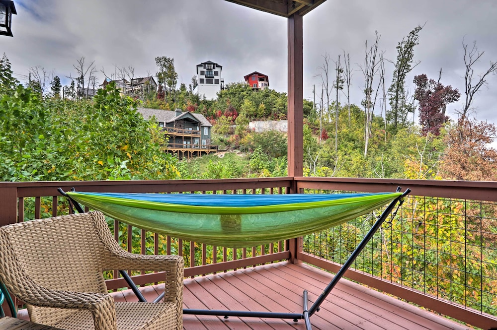 Woodsy Retreat with Fire Pit And Resort Amenities - photo 31
