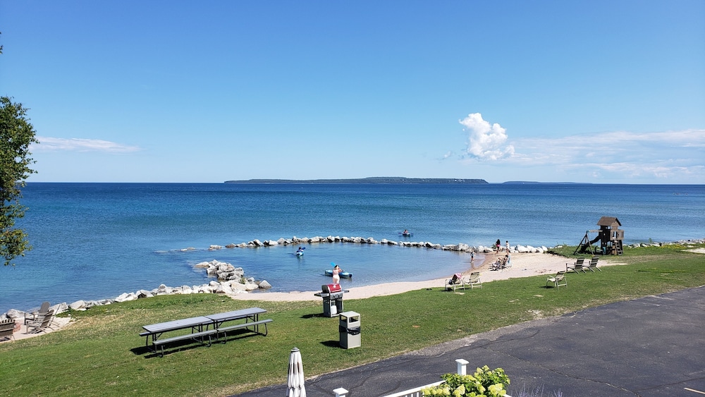 Baymont by Wyndham St. Ignace Lakefront - photo 37