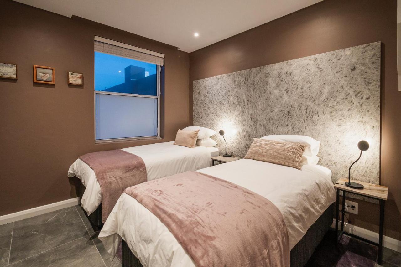 Serviced Beach Penthouse 100k Gemstone display All Ensuite