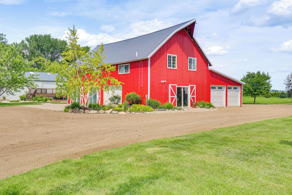 Unique Renovated Barn Vacation Rental in Donnelly — 4-Star Luxury Hotel in Morris, United States