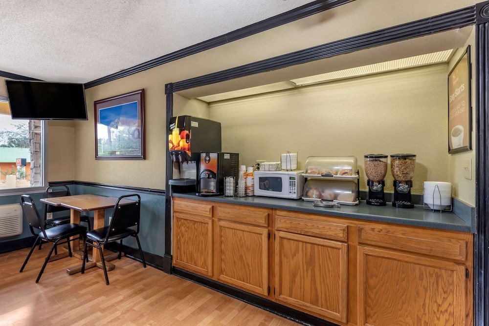 Econo Lodge Erlanger Cincinnati Airport - photo 21