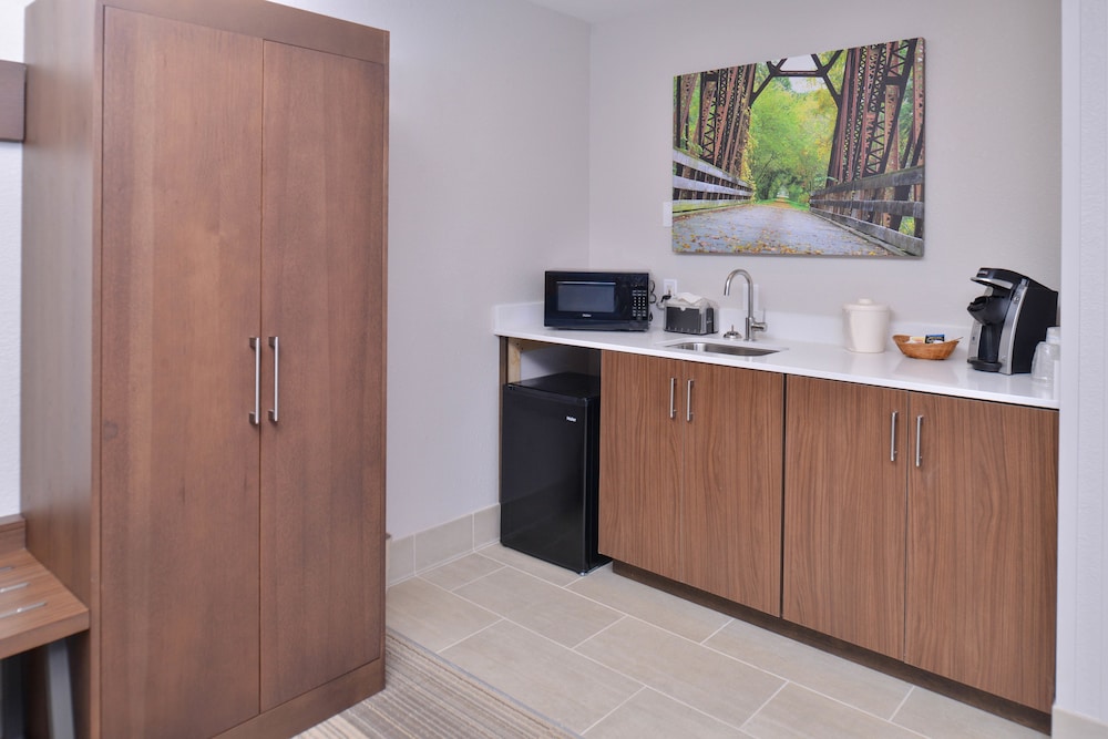 Holiday Inn Express and Suites Stevens Point by IHG - photo 14