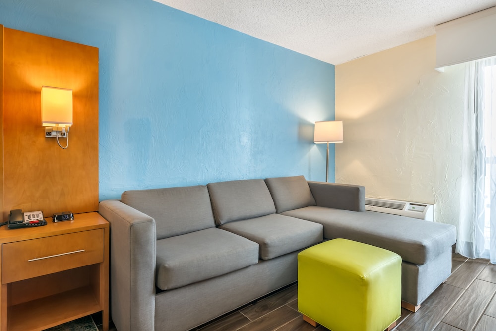 Tropical Winds Oceanfront Hotel - photo 34