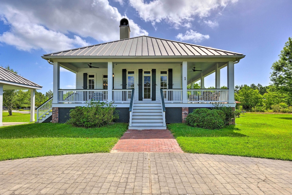 Bright Waveland Home Walk to Beach Access — 4-Star Luxury Hotel in Waveland, United States