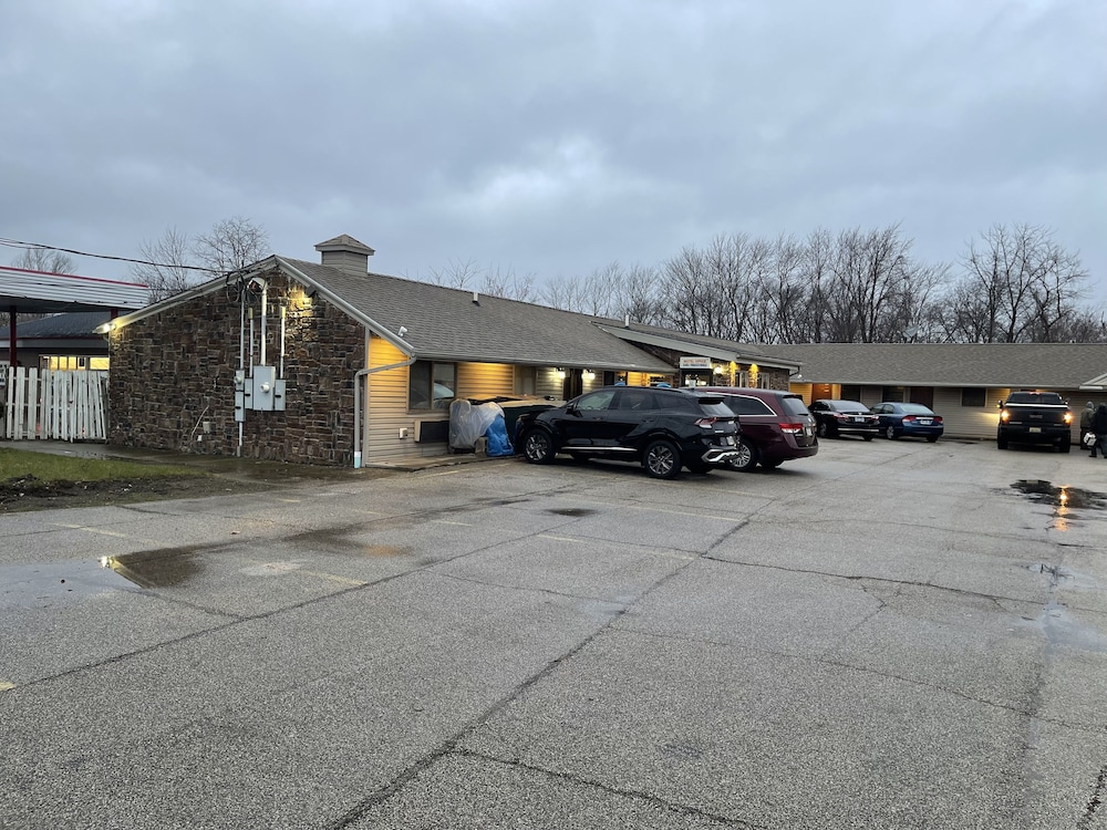 Economy Inn And Suites Ashtabula - photo 42