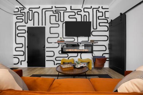 Eclectic Condo with Hot Tubs and E Bikes — 4-Star Luxury Hotel in Traverse City, United States