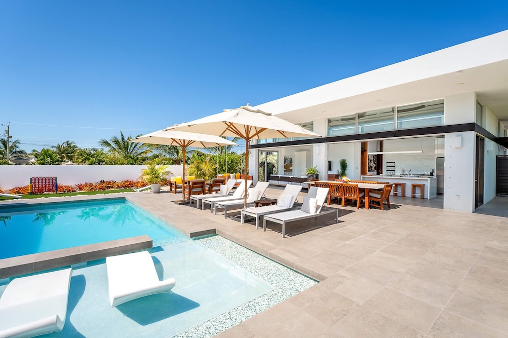 New Seaside Vacation Villa With Hotel Amenities v9 in Providenciales, Turks and Caicos Islands